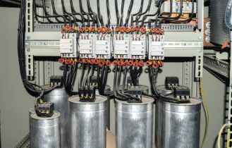 Jak badać kondensatorowe baterie do kompensacji mocy biernej pracujące w obecności odkształceń napięcia